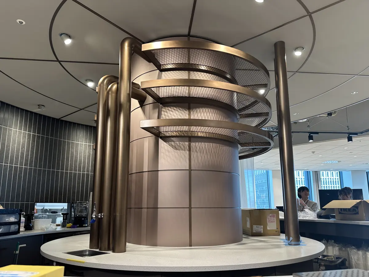 店舗什器の施工事例（円筒形ブロンズ什器）