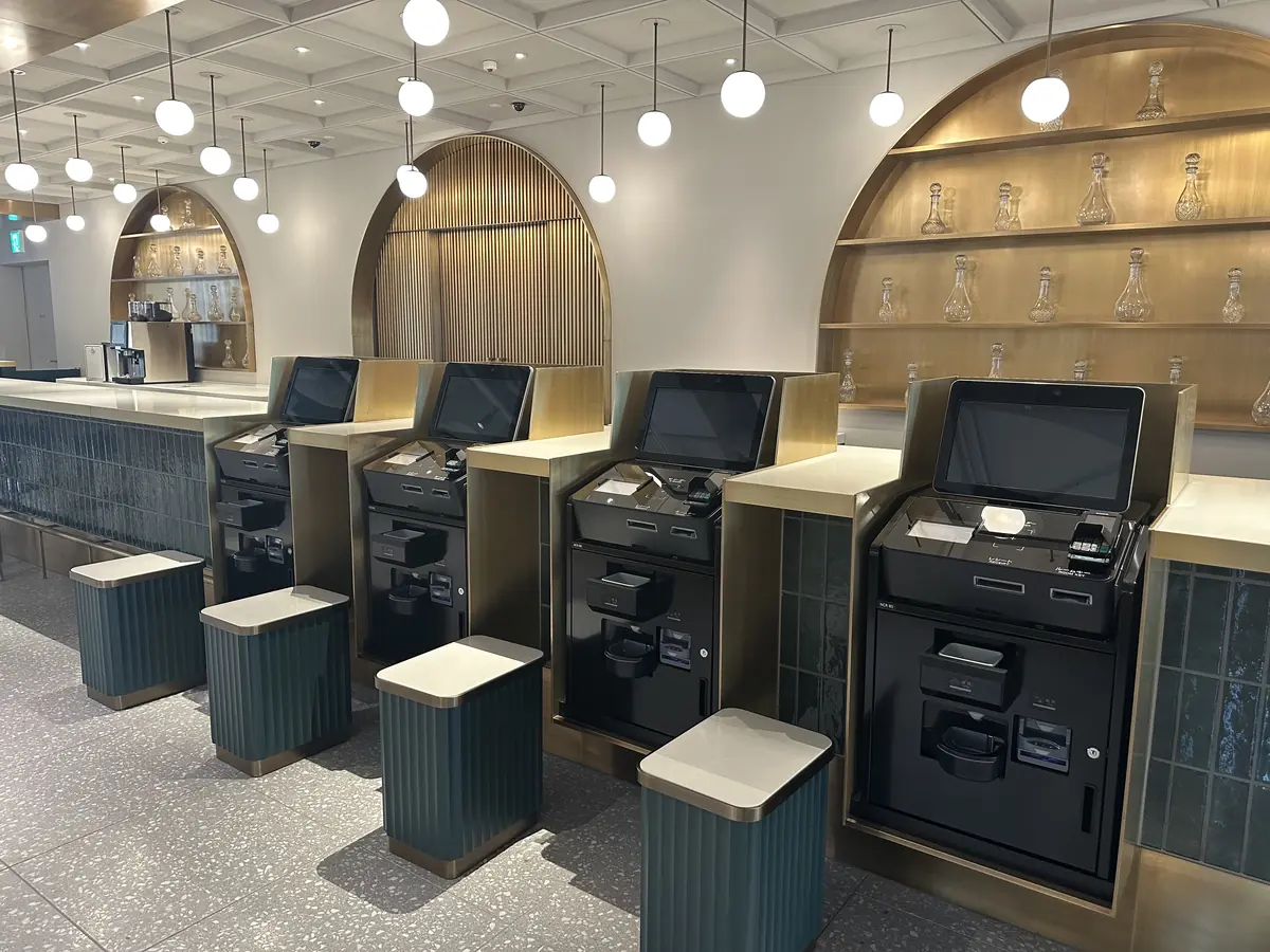 店舗什器の施工事例（アーチ型カウンター）
